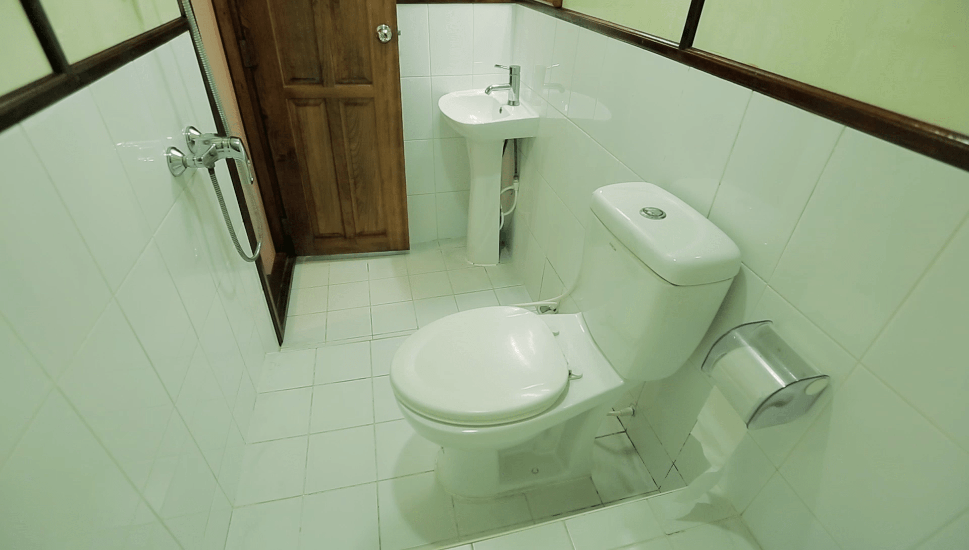05-Lower Deck Bathroom B-min